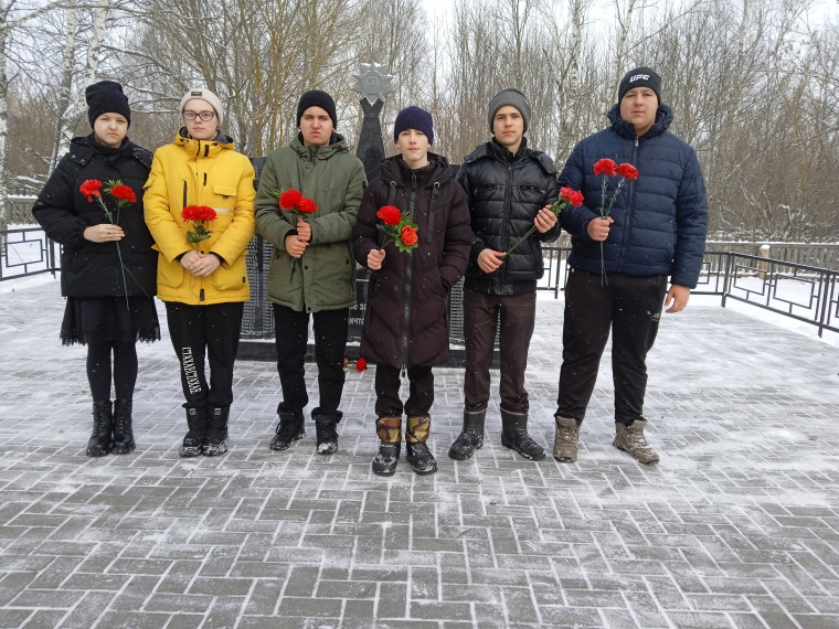«Памяти героев».